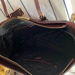 It’s a Aldo burgundy purse, the measurements are in the pictures,